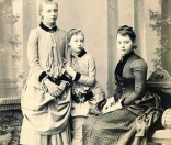 Сестры. В центре - Вера Боянус; справа от нее  Екатерина Давыдова; слева - Любовь Боянус