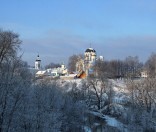 Вид на монастырь из-за Полоты