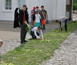 Подготовка праздничной дорожки