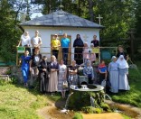 Воспитанники воскресной школы на источнике святого Иоанна Крестителя в Черневичах