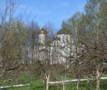 Вид на храмы из монастырского сада