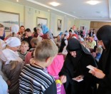 После праздника Матушка Игумения раздает детям шоколадки