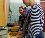 Дети готовят подарок