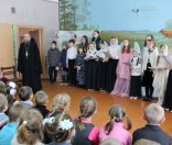 В дни Рождества воспитанники воскресной школы Спасо-Евфросиниевского монастыря выступили с праздничным концертом в Малоситнянской средней школе 