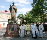 Духовенство с Жировицкой иконой Божией Матери у памятника свт.Николалаю