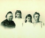 Ольга Семеновна с дочерью Екатериной Денисовной и внучками Екатериной и Ольгой