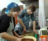 Дети готовят подарок