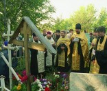 Панихида на могиле игумении Нины в Кинель-Черкассах 16 сентября 2003 г