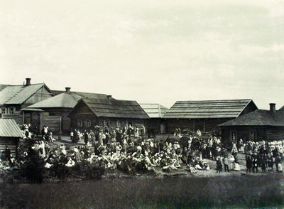 3. Богомольцы в Спасском монастыре. Фото 1889-1891 годов