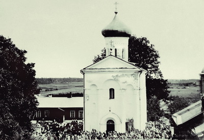 2.Прихожане у древней церкви в Спасском монастыре. Фото 1889-1891 годов